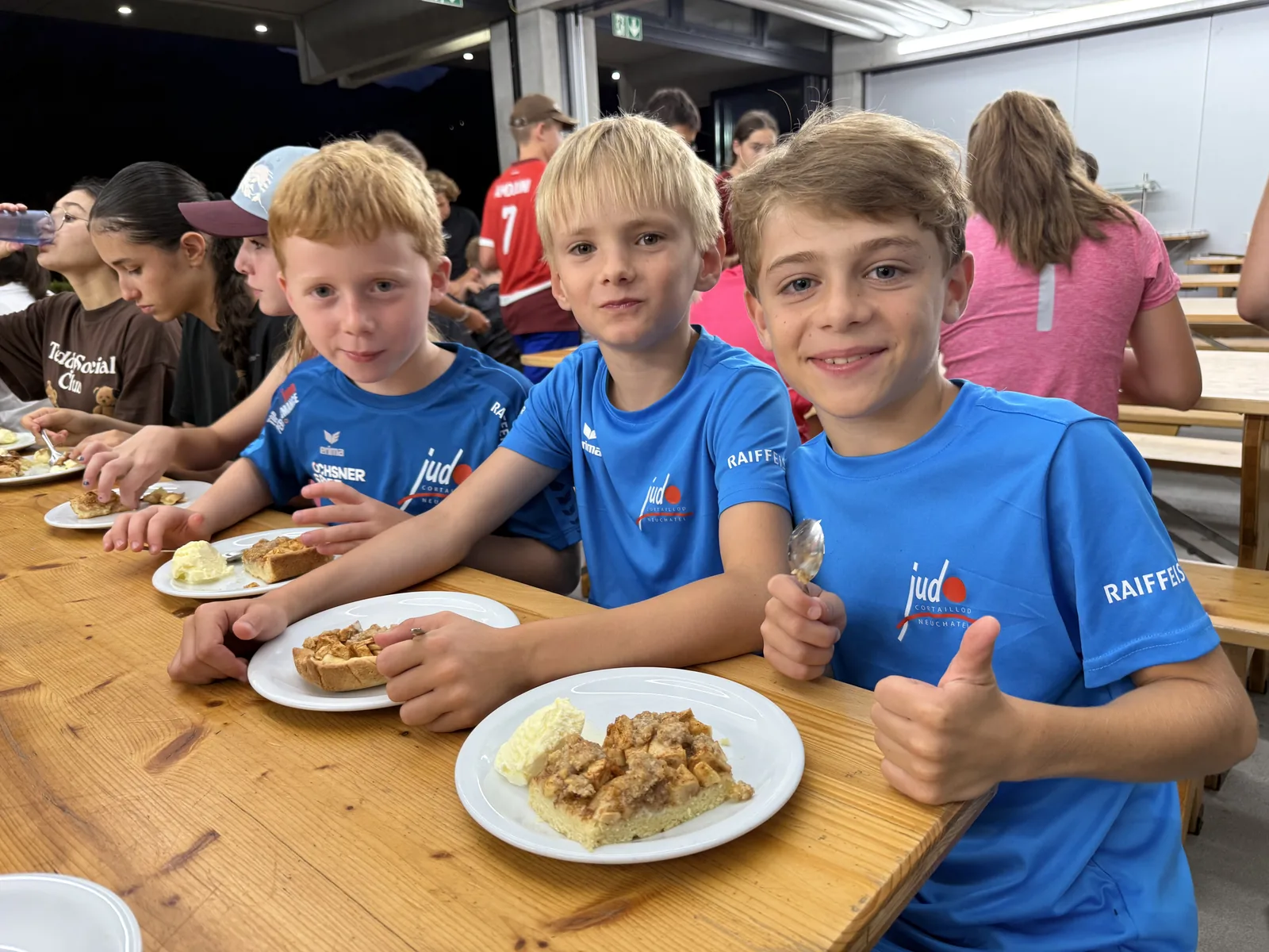 Gemeinsames Essen im Lager