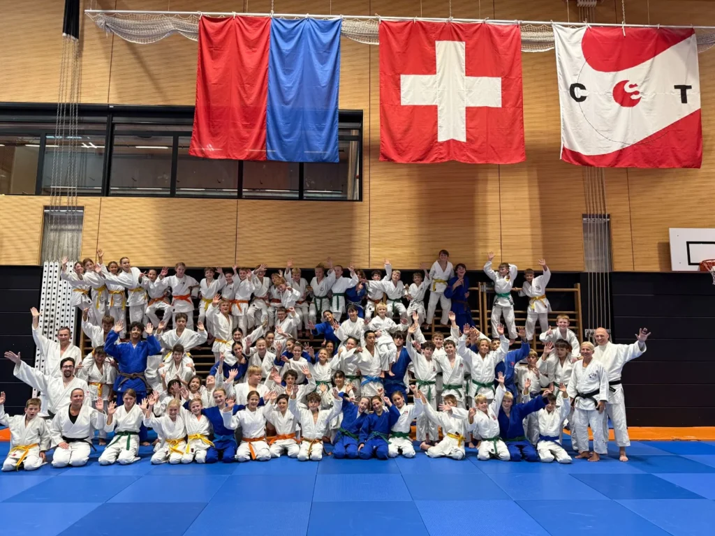 Gruppenbild des Judolagers 2026 in der Halle