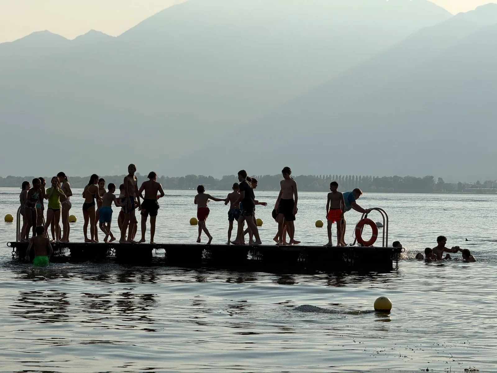 Kinder auf dem Badesteg am Lago Maggiore