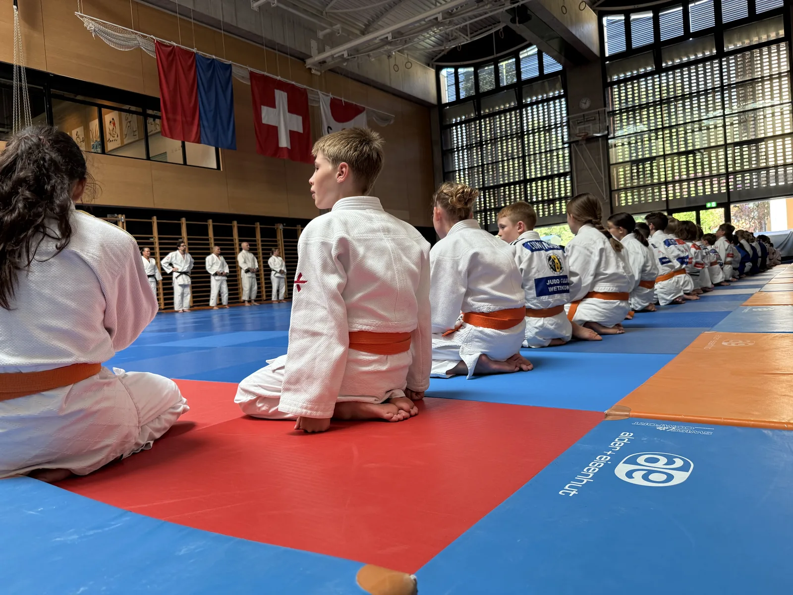 Judoka in der Linie vor dem Training